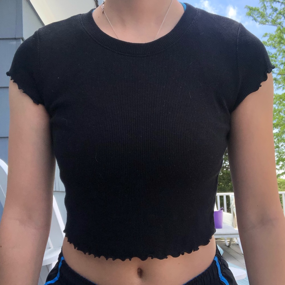 Black lettuce edge crop top